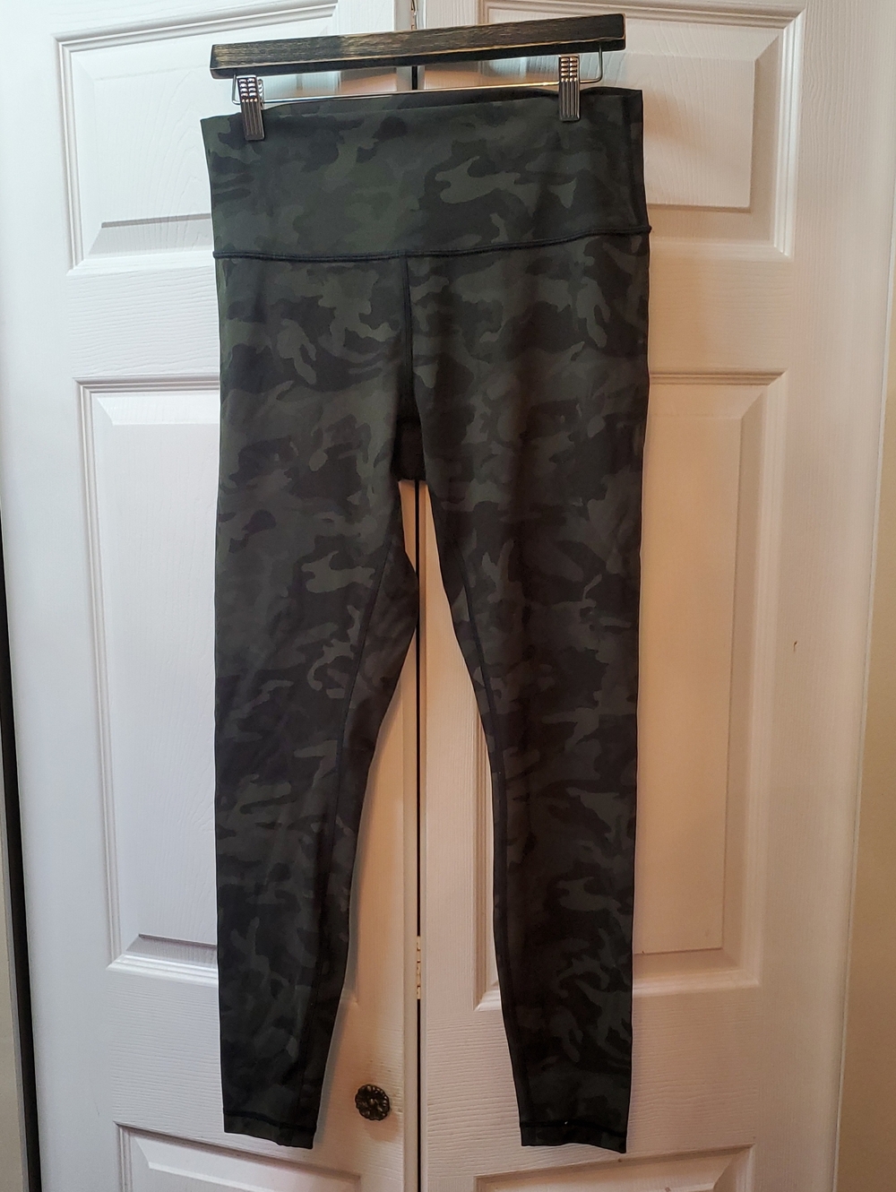 LULULEMON SIZE 10 Dark Olive Active Leggings with Subtle Camo Detail